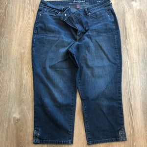 Gloria Vanderbilt cropped Jordyn jeans. Size 14.